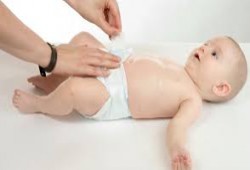 7 أخطاء شائعة تجنبيها خلال تنظيف سرة رضيعك