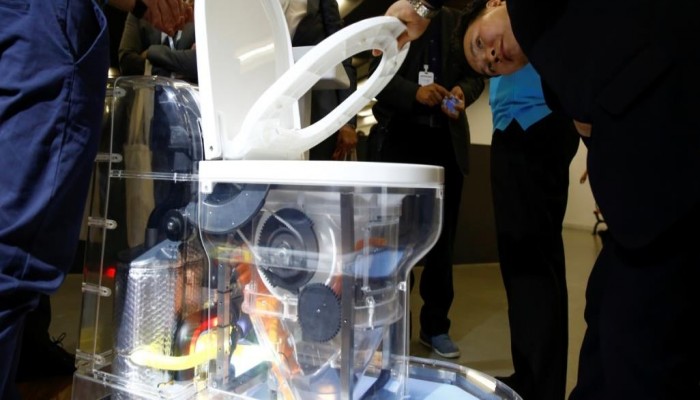 بعد مايكروسوفت.. بيل غيتس يروّج لمراحيض لا تعمل بالمياه