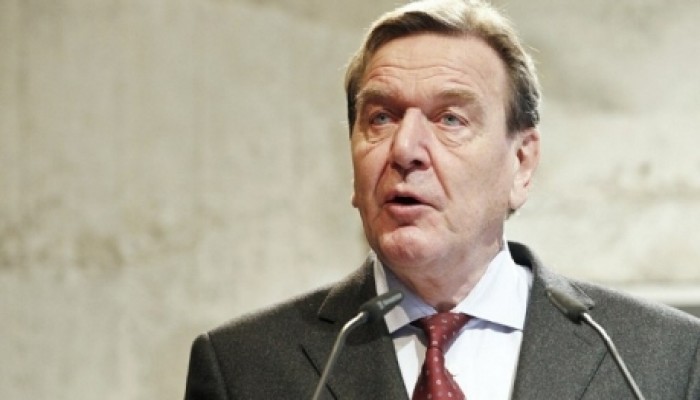 مستشار ألماني سابق يهاجم أمريكا ساخطا: تعاملنا كدولة محتلة