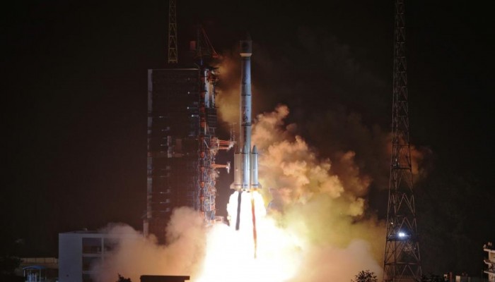 "سبيس أكس" تملأ الفضاء بآلاف الأقمار