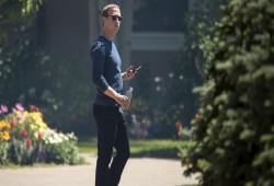 هل يتنحى زوكربيرغ عن رئاسة فيسبوك؟