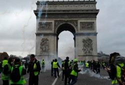 هل يعيد متظاهرو "الستر الصفراء" سيناريو إيطاليا بفرنسا؟