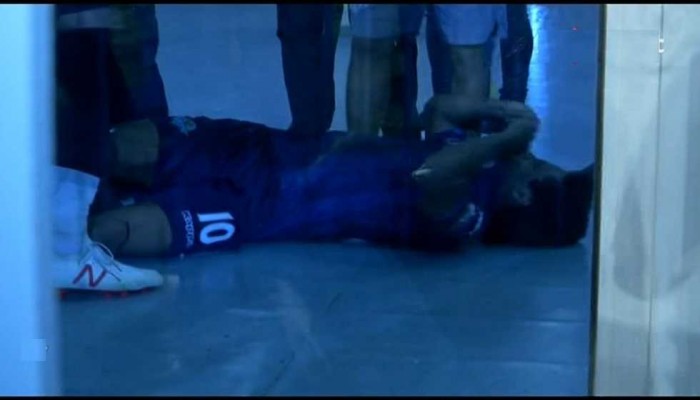 سقوط كينو مصابا بسبب تحطم زجاج بوابة بتروسبورت