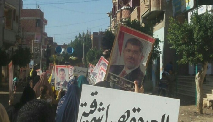 أهالي قرية الرئيس مرسي يحرقون علم الصهاينة