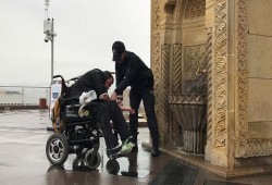 تركيا.. احتفاء كبير بشرطي ساعد معاقا على الوضوء