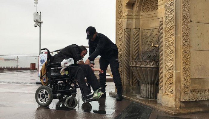 تركيا.. احتفاء كبير بشرطي ساعد معاقا على الوضوء