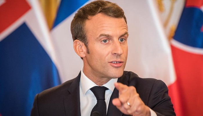 ماكرون يوجه رئيس وزرائه بالحوار مع "السترات الصفراء"