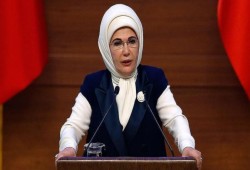 بحضور أمينة أردوغان.."تيكا" تقدم سيارات إسعاف لباراغواي