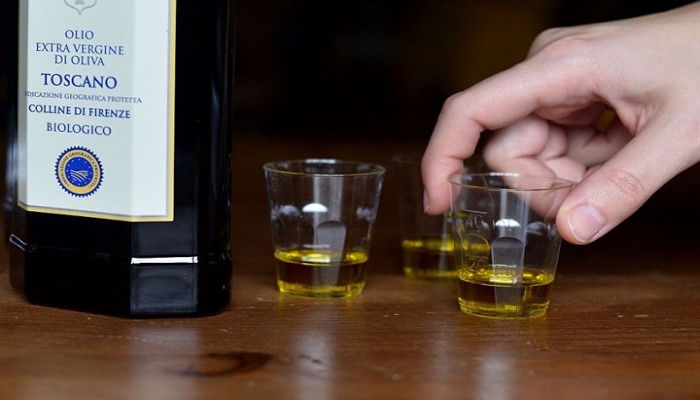 كيف تستخدم زيت الزيتون لتخفيف الإمساك؟.. إليك 4 طرق