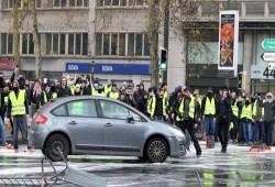 لوفيغارو: موجة الاحتجاج بالسترات الصفراء تمتد إلى بلدان أخرى في أوروبا وأفريقيا