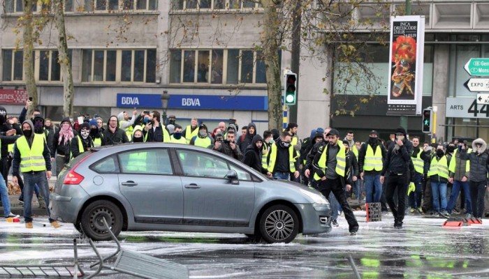 لوفيغارو: موجة الاحتجاج بالسترات الصفراء تمتد إلى بلدان أخرى في أوروبا وأفريقيا