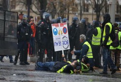 فرنسا.. أقدم نقابة للشرطة تضرب السبت دعما لـ "السترات الصفراء"