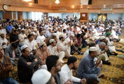 إيكونوميست: مسلمو بريطانيا يتحَدّون الحرس القديم للمساجد
