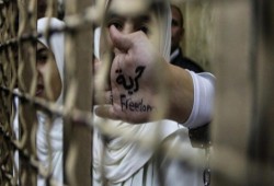 لغة الإشارة في محاكم الانقلاب لا يفهمها إلا المعتقلون وذووهم