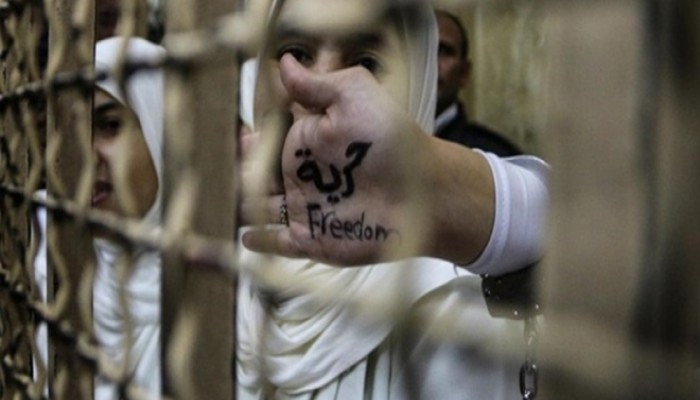 لغة الإشارة في محاكم الانقلاب لا يفهمها إلا المعتقلون وذووهم