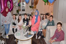 حكاية توائم برلين الستة.. أم محجبة تقود موكب الأطفال