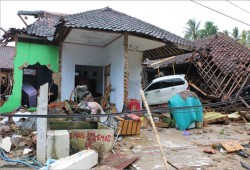 نجل أحد ضحايا تسونامي يتهم السلطات الإندونيسية بالإهمال