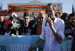 ناشطون يطالبون باصطحاب 150 لاجئا من اليونان إلى هولندا