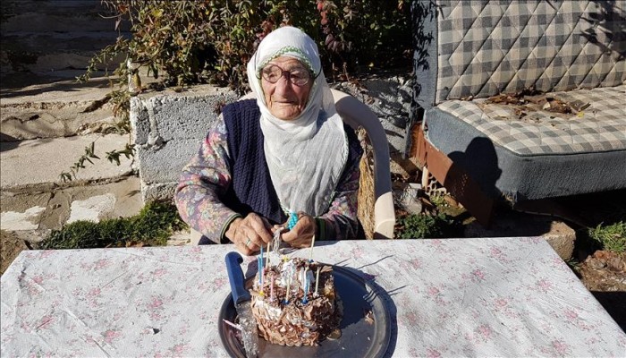102 عاما.. معمرة تركية تحتفل بعيد ميلادها للمرة الأولى