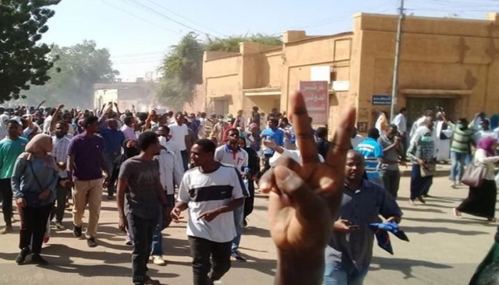 الأمن السوداني يقمع مظاهرة حاشدة قرب قصر البشير