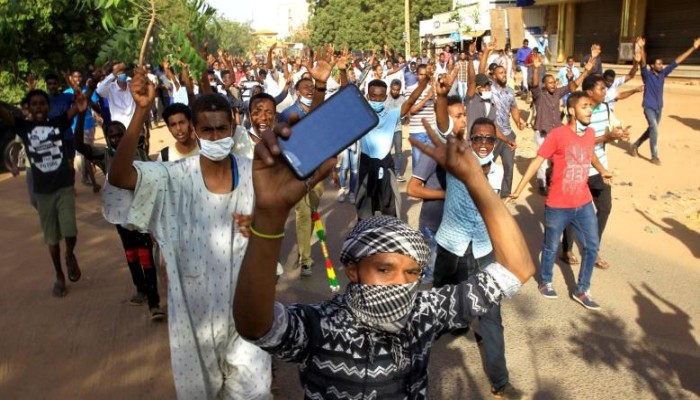 بعد مسيرة القصر الجمهوري.. توجه لإضراب عام وعصيان مدني بالسودان