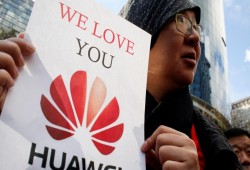 في الصين.. استخدم هواوي بدل آيفون أو تفصل من عملك