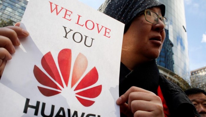 في الصين.. استخدم هواوي بدل آيفون أو تفصل من عملك