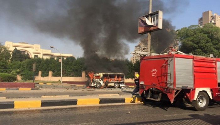 قتلى وجرحى في تفجير أتوبيس سياحي بالهرم.. ونشطاء: الانقلاب يقف خلف الحادث