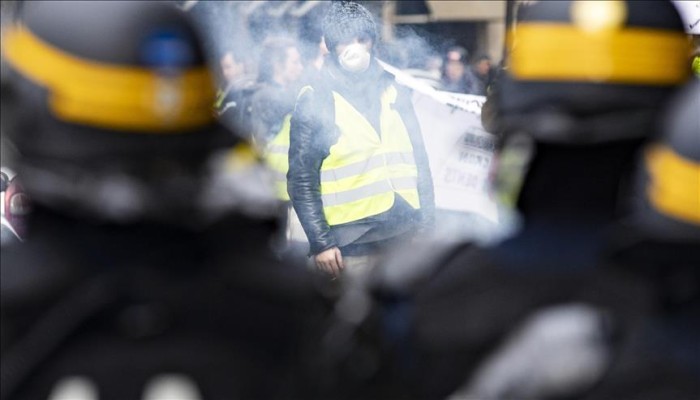 محتجو "السترات الصفراء" يتظاهرون قرب مقرات تلفزيونية كبرى