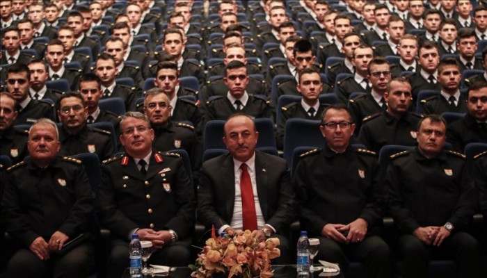 تشاووش أوغلو محذرا اليونان: اضبطوا "طفلكم المدلل" وزير دفاعكم