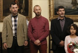 اليونان تجنس 3 مهاجرين أنقذوا مواطنين لها خلال حرائق أثينا