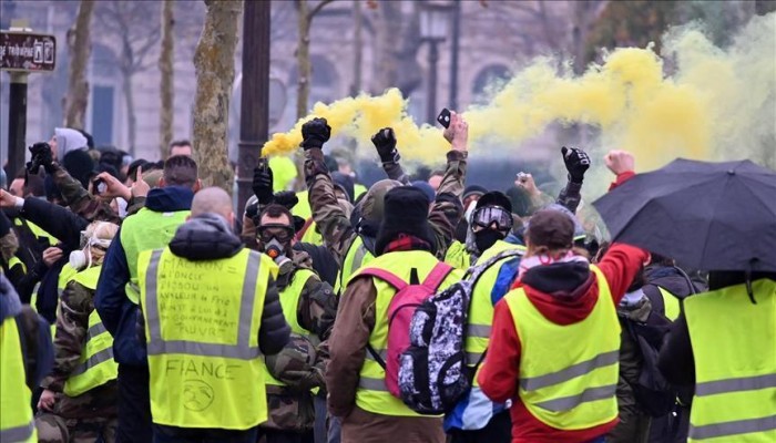 الحكومة الفرنسية تتهم "السترات الصفراء" بالسعي لإسقاطها