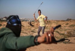 محلل إسرائيلي: السلطات لا تتعامل بعدالة مع راشقي الحجارة من العرب واليهود