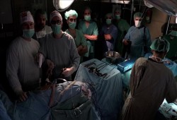 أطباء أتراك يجرون عمليات جراحية لمرضى في غزة