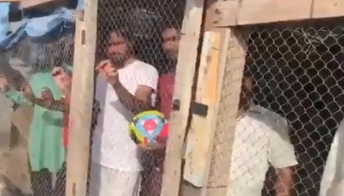 إماراتي يحبس هنودا داخل قفص حيوانات لهذا السبب