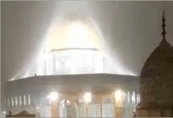 المسجد "الأقصى" وقبة الصخرة تُغسل بالماء والثلج والبرد