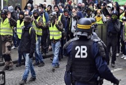 ‎"السترات الصفراء" مستمرون في الاحتجاج.. وماكرون يواصل "الحوار الكبير"