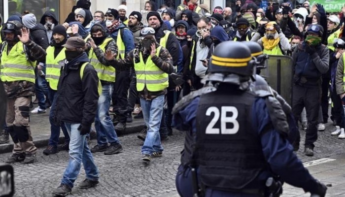 ‎"السترات الصفراء" مستمرون في الاحتجاج.. وماكرون يواصل "الحوار الكبير"