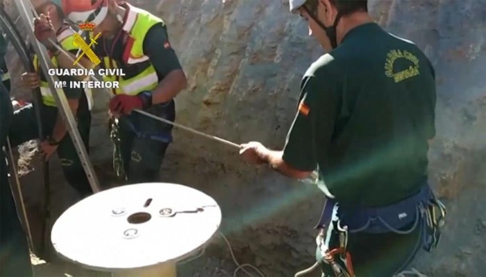 لإنقاذ رضيع سقط في بئر عميقة.. إسبانيا تحفر نفقا