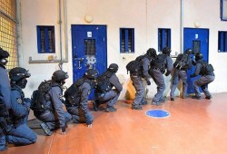 إصابة 100 أسير فلسطيني جراء اعتداء للاحتلال بسجن "عوفر"