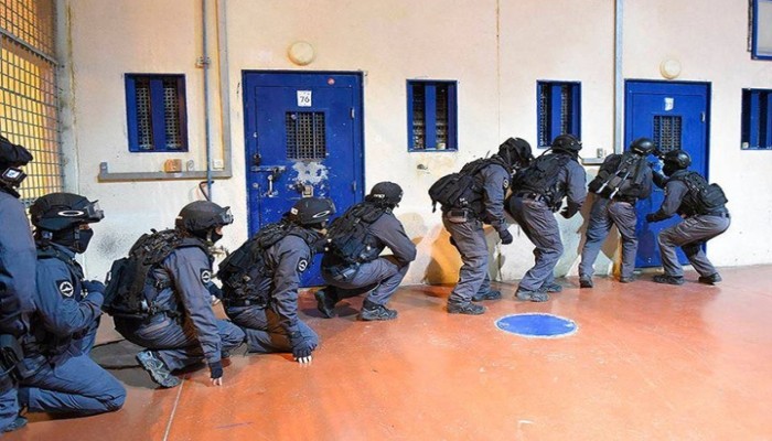 إصابة 100 أسير فلسطيني جراء اعتداء للاحتلال بسجن "عوفر"
