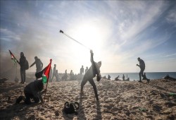 مسيرة بحرية شمالي غزة للمطالبة برفع الحصار الإسرائيلي