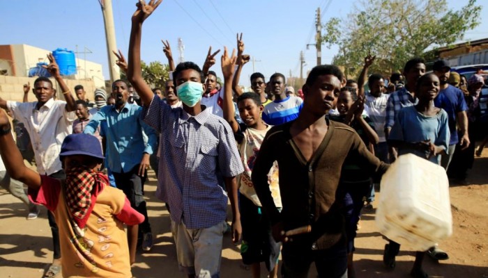 تقرير في تايمز: إسقاط التهم عن البشير يسهل تنحيه ويجنب السودان حمام دم