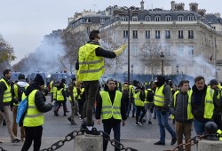 فرنسا تتمسك باستخدام الغاز المسيل للدموع لمواجهة الاحتجاجات