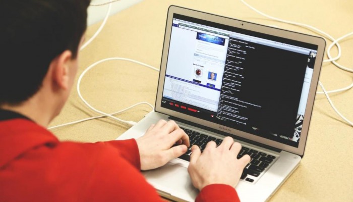 بياناتك وصورك بأيدٍ خبيثة.. نصائح للتعامل مع الابتزاز الإلكتروني