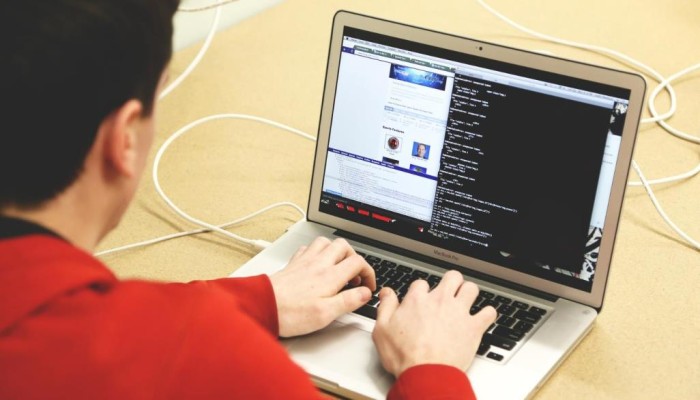 بياناتك وصورك بأيدٍ خبيثة.. نصائح للتعامل مع الابتزاز الإلكتروني