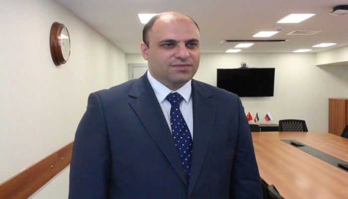 وزير الاستثمار يدعو لحشد الشارع ضد التمديد للسيسي