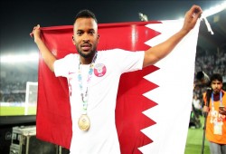 الغارديان: احتجاز بريطاني في الإمارات بعد ارتدائه قميص منتخب قطر