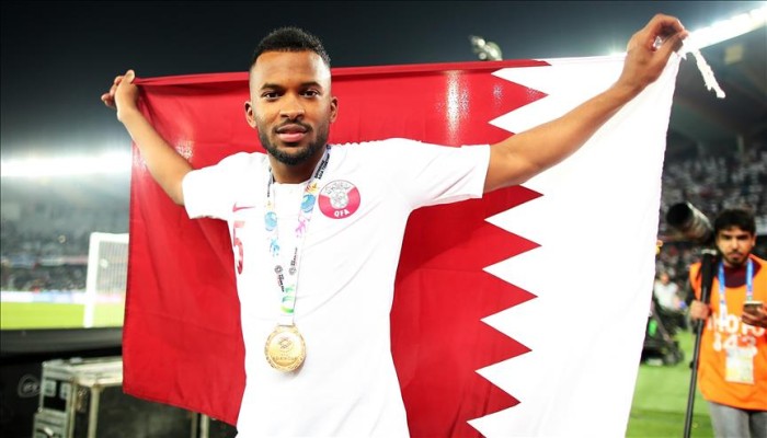 الغارديان: احتجاز بريطاني في الإمارات بعد ارتدائه قميص منتخب قطر