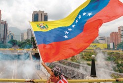 أزمة فنزويلا.. تكشف تناقضات الغرب مع الأزمة في مصر